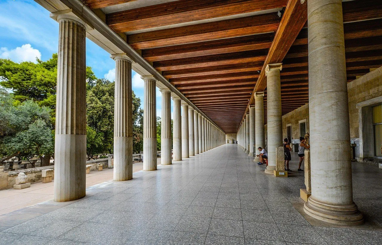 Galeria com colunas de mármore e teto de madeira na Estoa de Átalo, Ágora Antiga de Atenas.