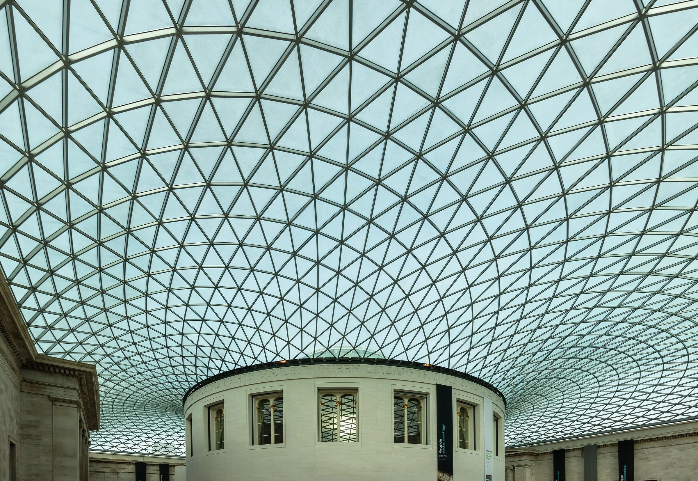 Teto de vidro em malha triangular do Great Court do British Museum, com a antiga sala de leitura circular abaixo.