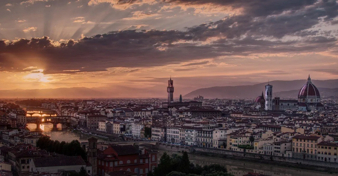 Panorama de Florença ao pôr do sol, com Arno, pontes, Palazzo Vecchio e cúpula do Duomo.