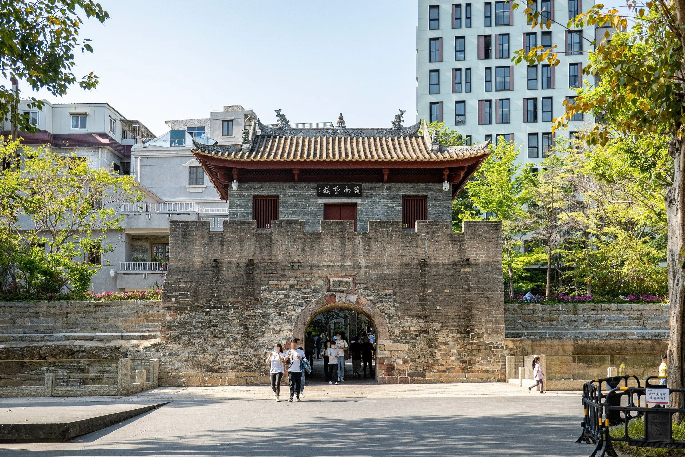 Portão sul da cidade antiga de Nantou: muralha de tijolos com arco e pavilhão de telhado cerâmico.