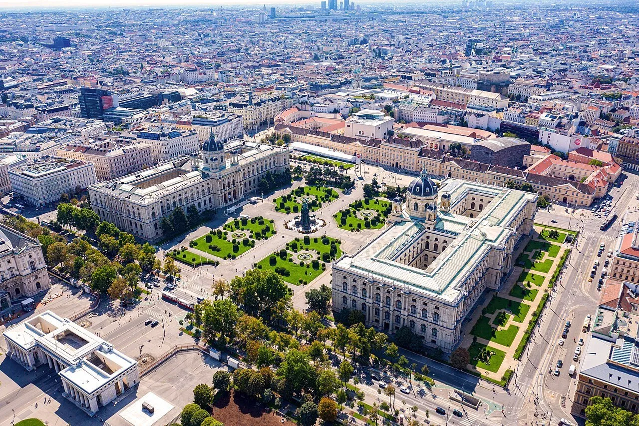 Vista aérea da Maria-Theresien-Platz, com Kunsthistorisches Museum à esquerda e Museu de História Natural à direita.