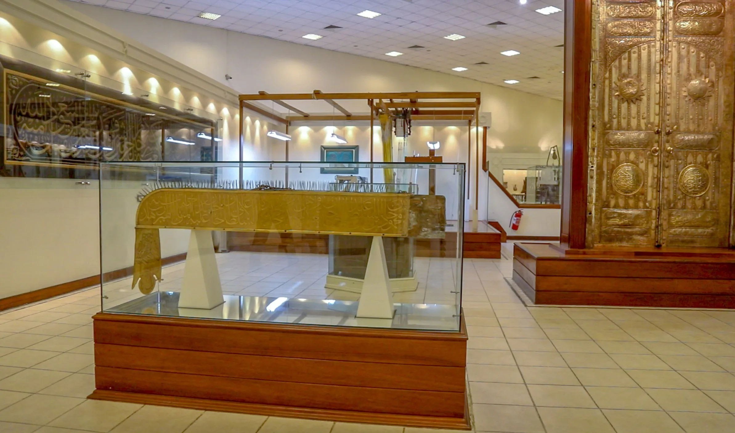 Vitrine com peça dourada numa sala da Exposição de Arquitetura das Duas Mesquitas Sagradas, em Meca.