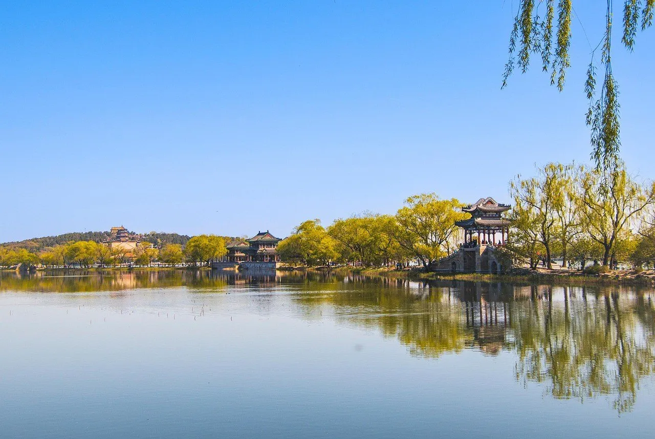 Pavilhões e salgueiros do Palácio de Verão refletidos nas águas calmas do lago Kunming.