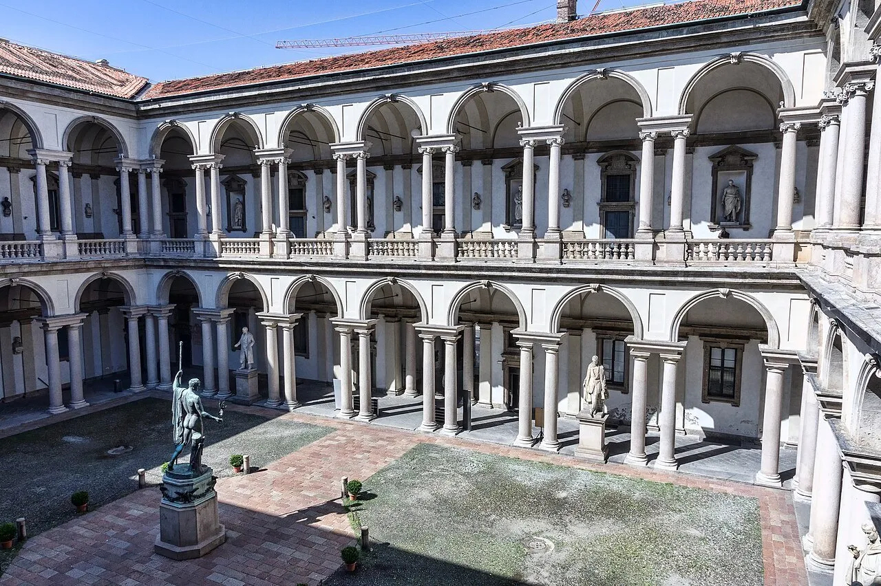 Pátio do Palazzo di Brera visto do alto, com arcadas em dois níveis e estátua central.
