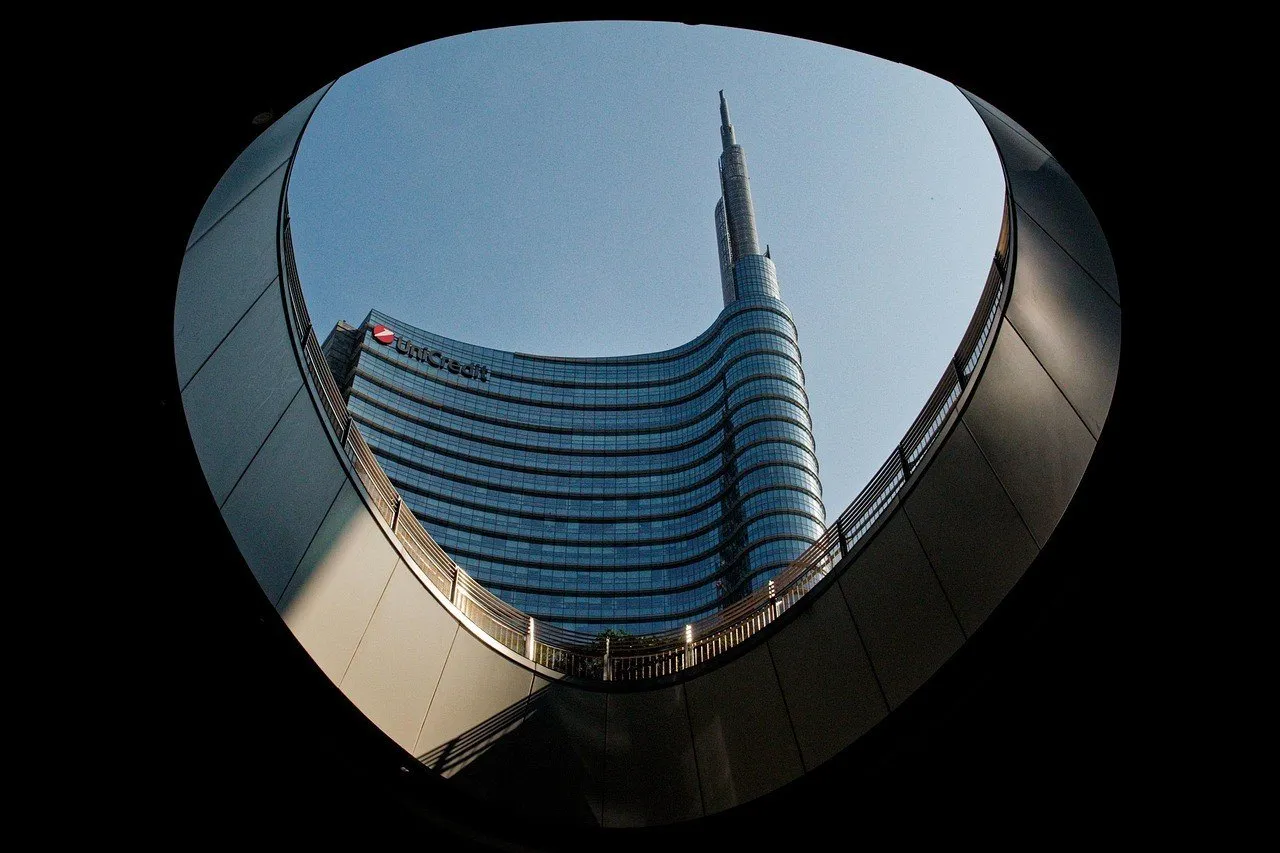 Torre UniCredit vista através de uma abertura circular com escadas na Piazza Gae Aulenti, em Milão.