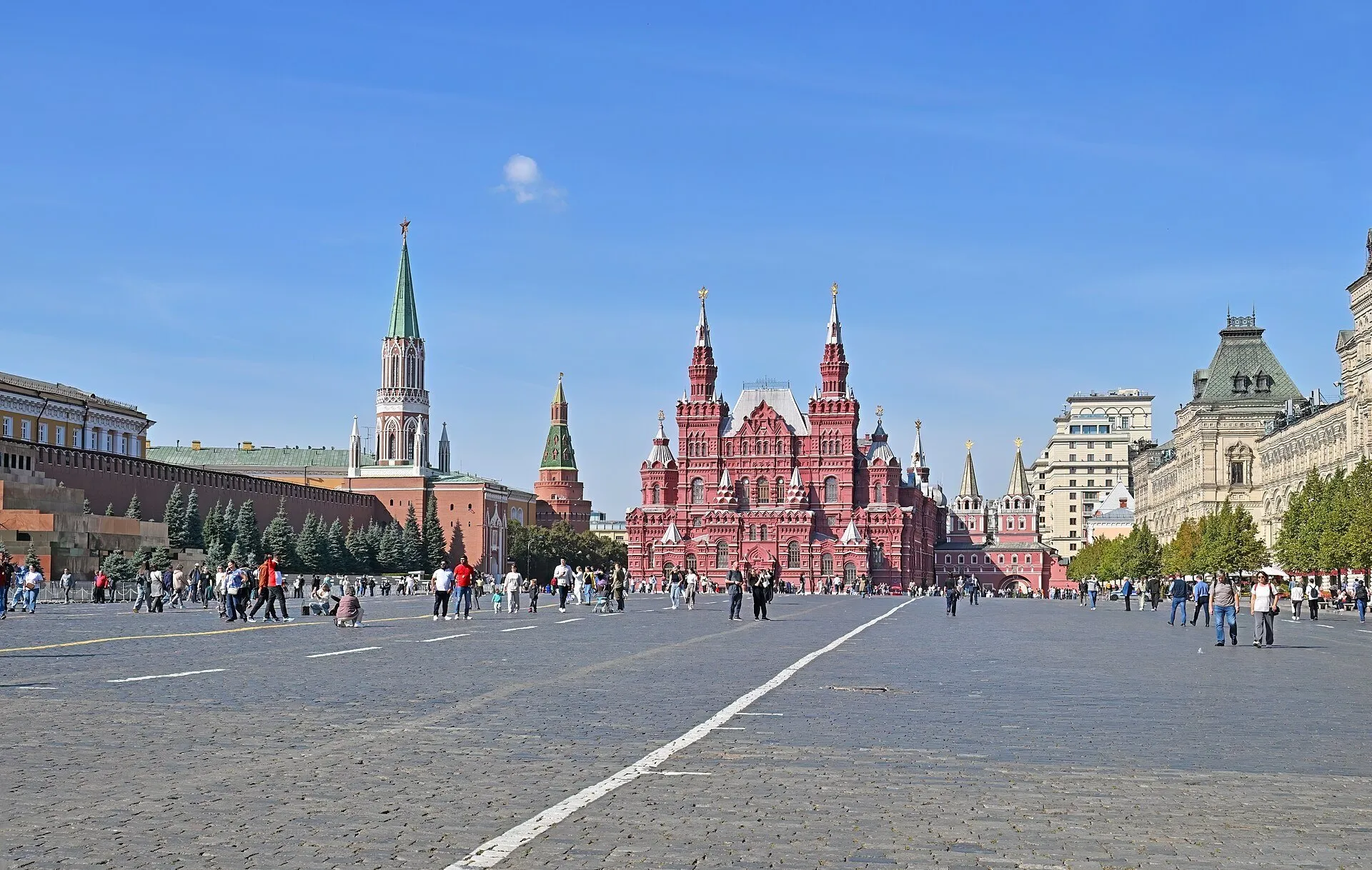 Vista ampla da Praça Vermelha, com muralha e torre do Kremlin, Museu Histórico Estatal e GUM.