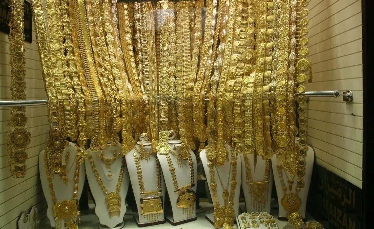 Vitrine do Souk do Ouro de Deira com dezenas de colares dourados pendurados e expostos em bustos de exposição.