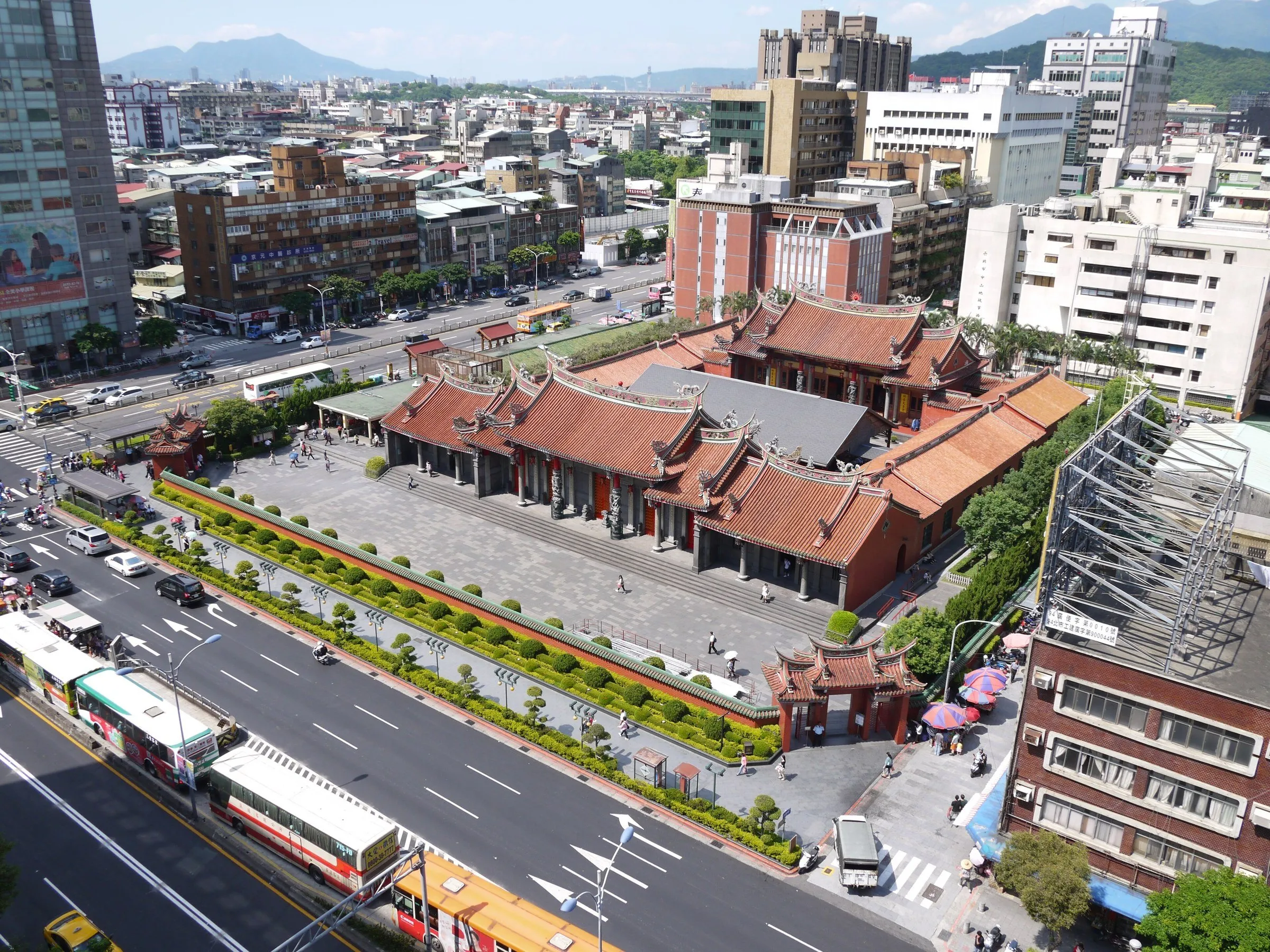 Vista elevada do Templo Xingtian, com telhados vermelhos, pátio amplo e ruas no entorno.